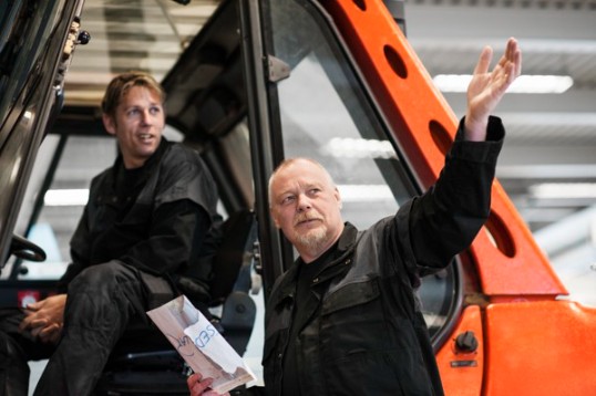 En truckförare och dennes kollega i samspråk. 