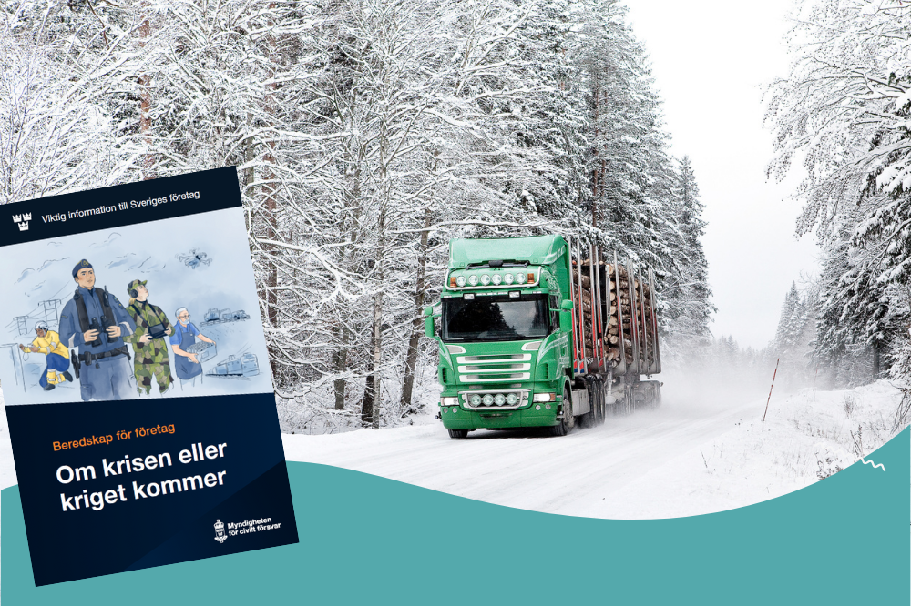 En grön timmerbil kör längs en snöig vinterväg. Inklippt i bilden, framsidan på MCF.s broschyr Om krisen eller kriger kommer.