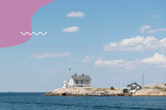 Två vita sommarhus ute på en ö på Västkusten.